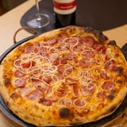 Pizza de calabresa com cebola na forma
