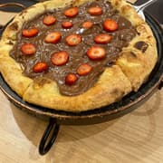 Pizza de chocolate com morango na forma